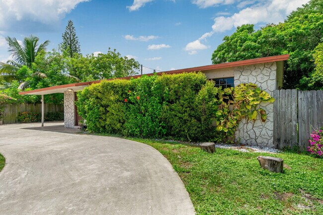 Photo - 2831 N Seacrest Blvd