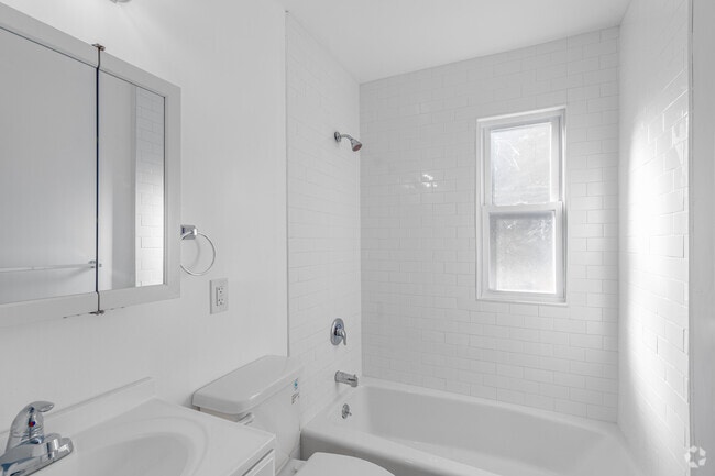 2BR, 1BA - 686SF - Bathroom