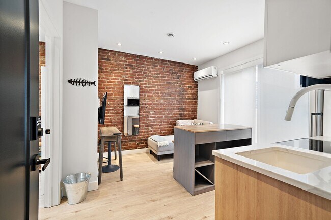 Building Photo - 3722 Av. Laval Unit 6