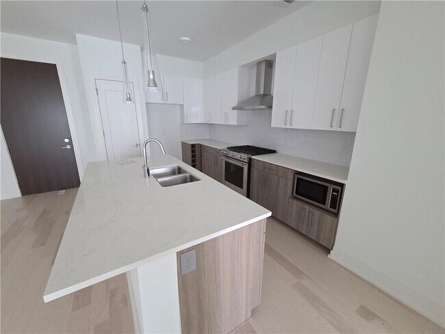 775 Juniper St NE Unit 304