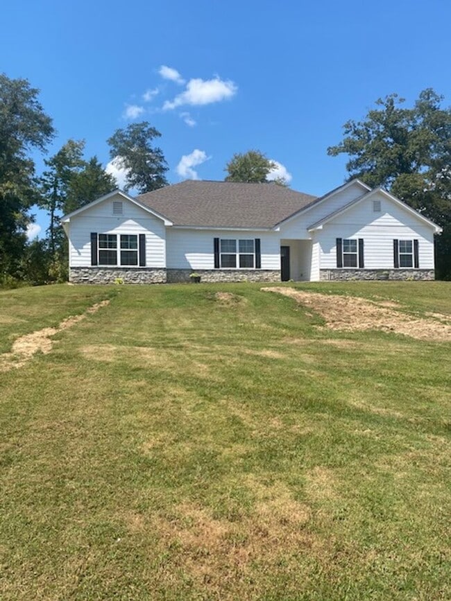 Building Photo - Quiet Living and close to the Back Gate Rental