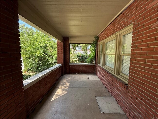 Photo - 1806 N Robinson Ave