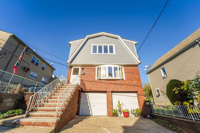 Building Photo - 79 Hoyt St Unit 2