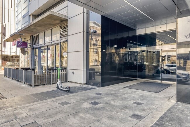 Photo - 38th Floor Spire Stunner! Unidad 3803