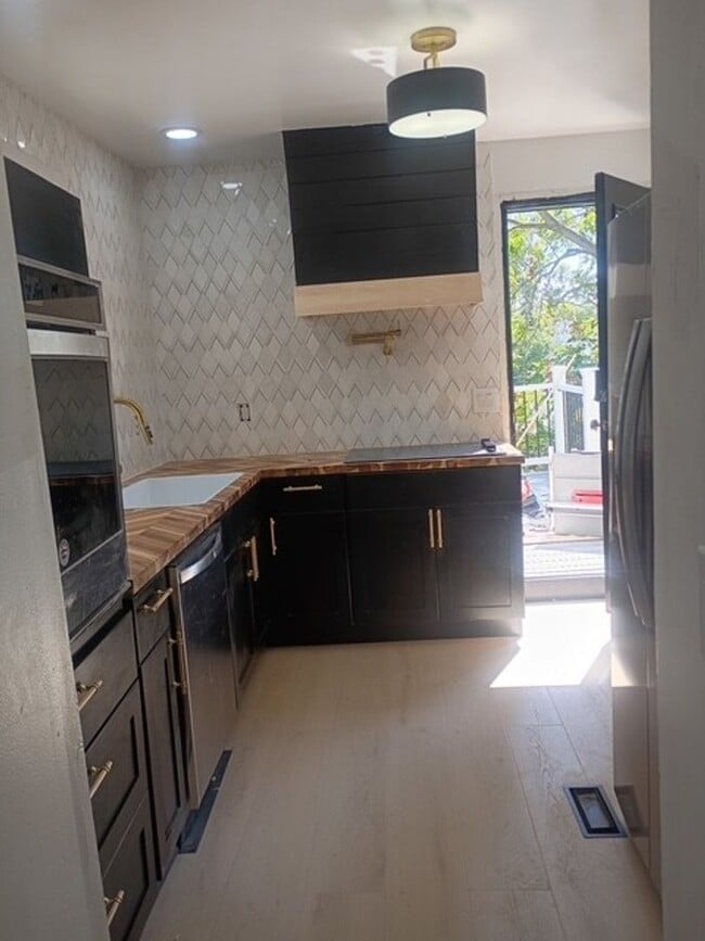 Building Photo - Jefferson 3 Unit 2 bedroom upper Rental