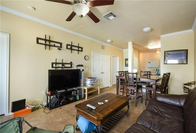 Photo - 910 W 25th St Unit 403