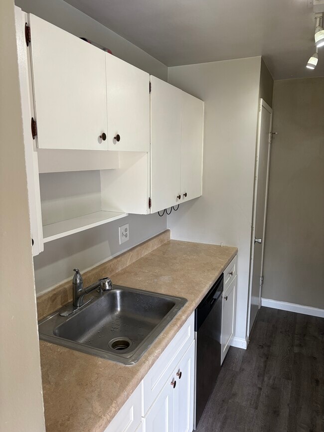 Kitchen - 12231 SE 59th St Unit #88