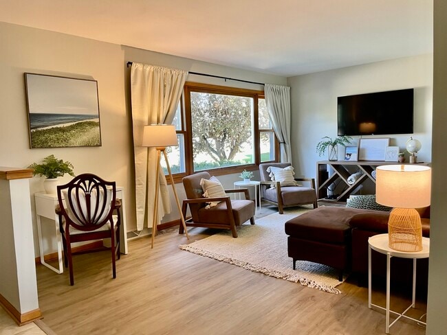 Photo - 4202 Lake St