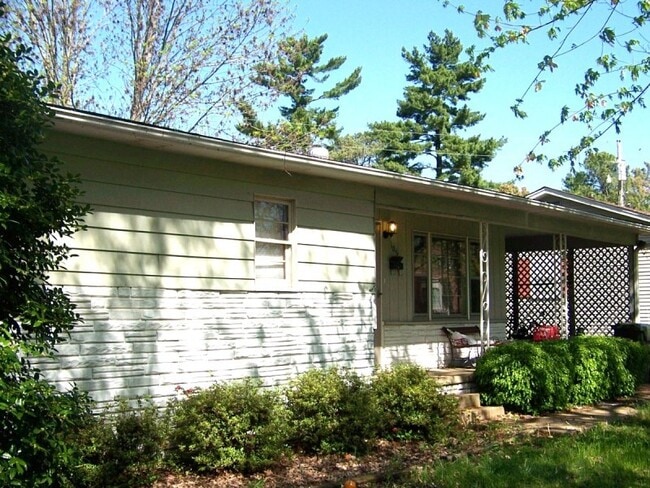 Building Photo - Great 3 Bedroom 2 Bath Home Nice Neighborhood