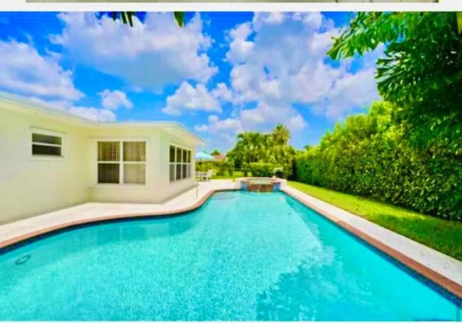 Building Photo - 988 SW 9th Ave