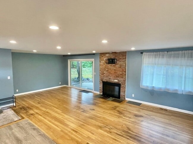 Photo - 3 Bedroom 1.5 baths! Walker & Cedar Hills ...