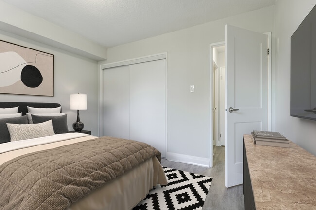 Photo - 45 Charlton Ave W