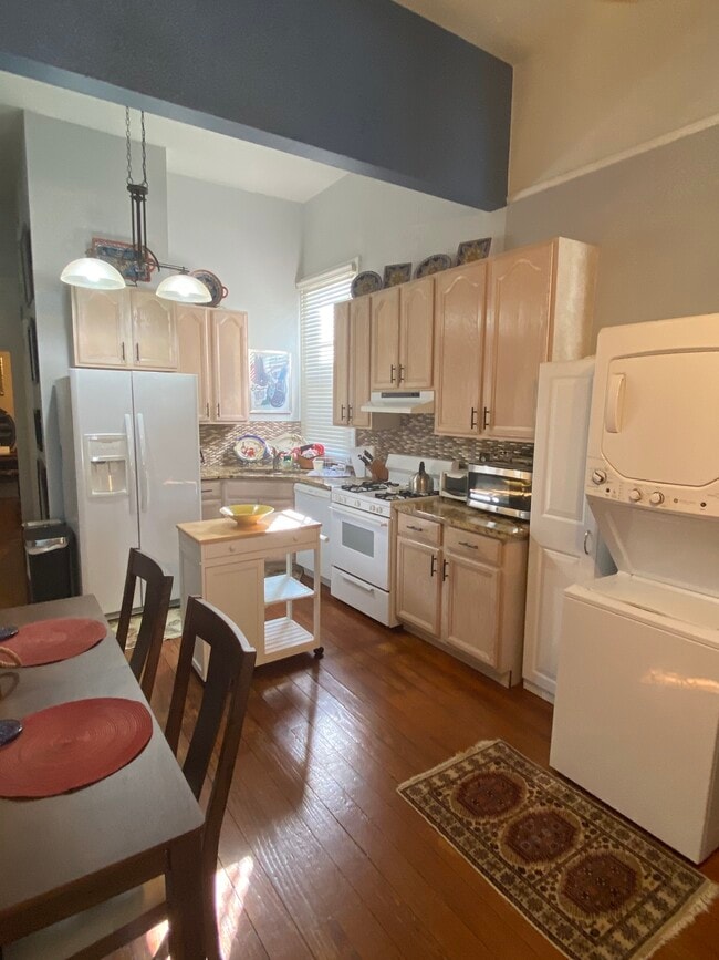Fully furnished kitchen and laundr