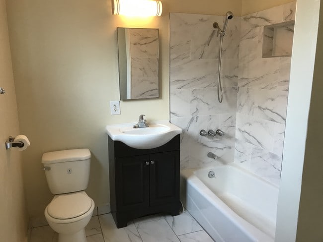 Pineland cuenta con numerosas casas atractivas con exuberantes jardines y paisajismo tropical. - 717 E Santa Fe Ave Unidad #6