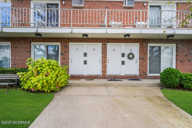 Building Photo - 114 3rd Ave Unit 8