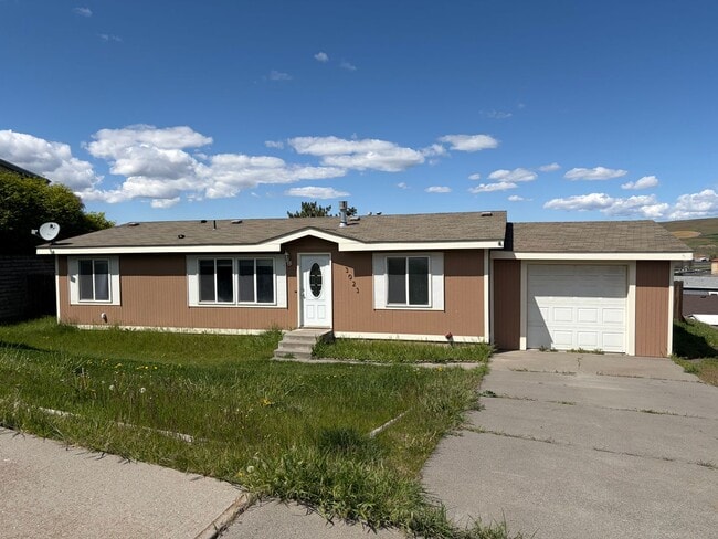 Building Photo - Three Bedroom with Gorgeous Views!