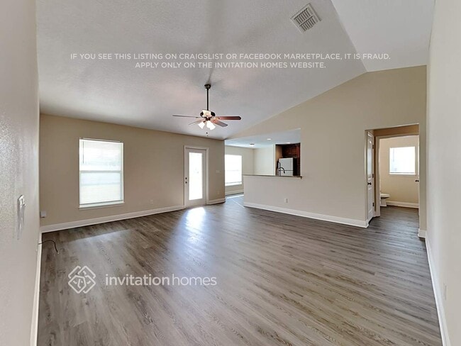 Photo - 462 NW Riverside Dr