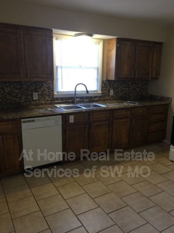 Photo - 2810 W College St