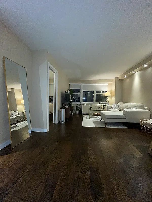 Photo - 155 E 34th St