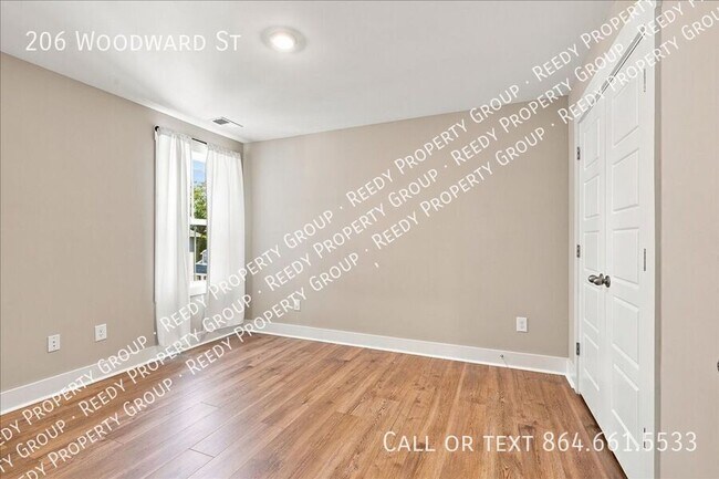 Photo - 206 Woodward St