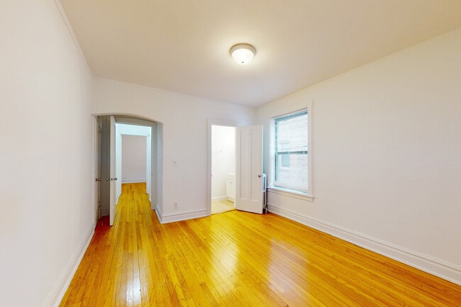 Dormitorio - 1101 E. Hyde Park Boulevard