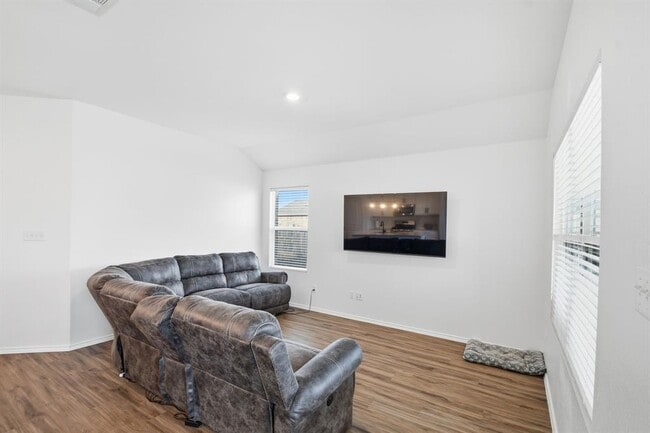 Photo - 287 George Neggan Ln