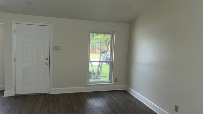 Photo - 2122 Sharpshire Ln
