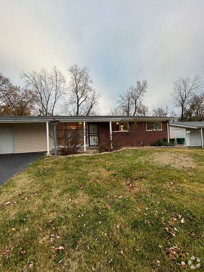 Building Photo - Charming 3-Bedroom Home with Fenced Backya...