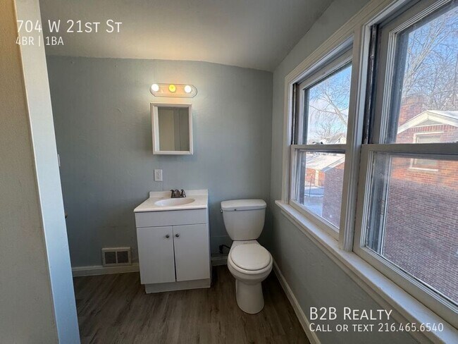 Photo - 704 W 21st St