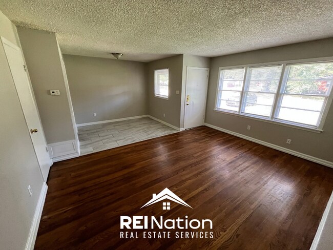 Charming 3BR/1BA Memphis Rental with Hardwood Floors & 1-Car Garage!