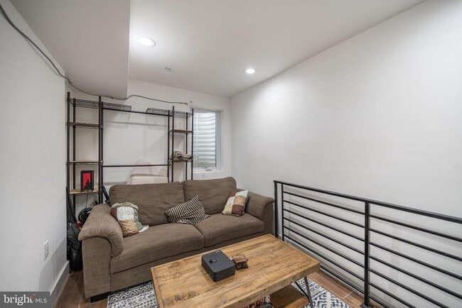 Photo - 1770 Waterloo St