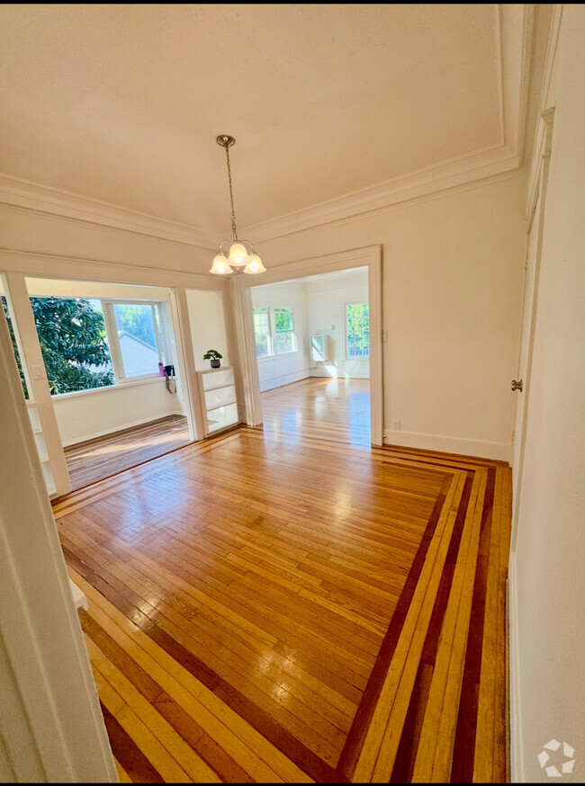 Building Photo - 6200 De Longpre Ave Unit B Rental