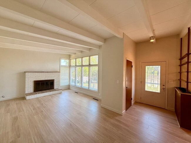 Photo - 81/83 w27 Unit 81w27