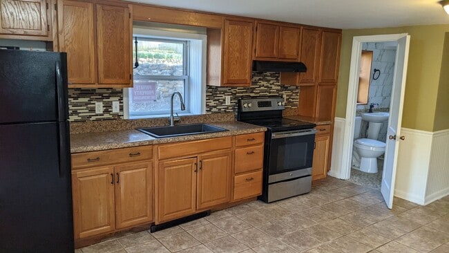 Building Photo - 2 bedroom 1 bath basement apartment with w...