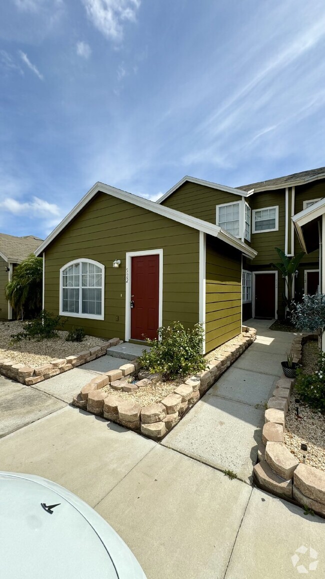 Building Photo - Cozy 1-Bedroom Townhouse in Davenport Unit B