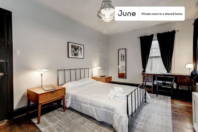 Room in Shared 7 bed/3.5 bath home in Woodley Park