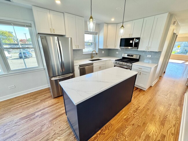 Building Photo - 4816 W Henderson St Unit 1