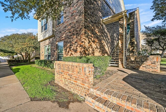Building Photo - 3100 Devonshire Dr Unit 209