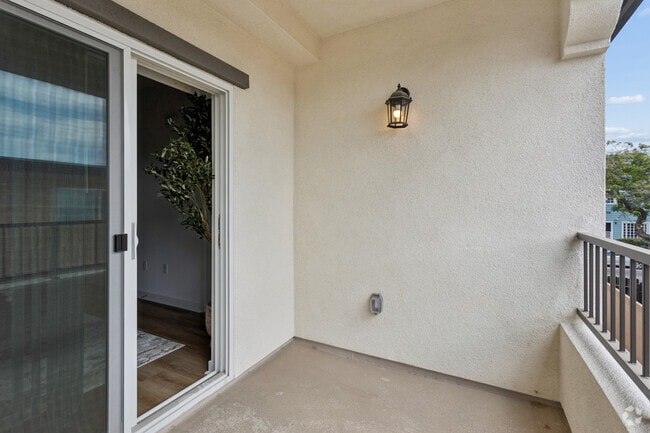 3BR, 2BA - 1,076SF - Balcony