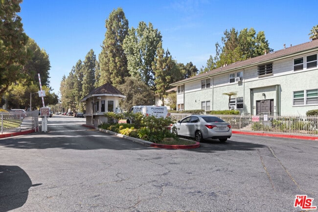 Photo - 5830 Bowcroft St Unidad 4