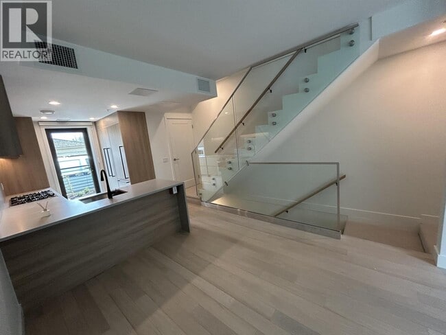 Photo - 6284 Oak St
