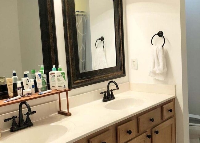 Photo - 1211 Lindsay Ln Townhome