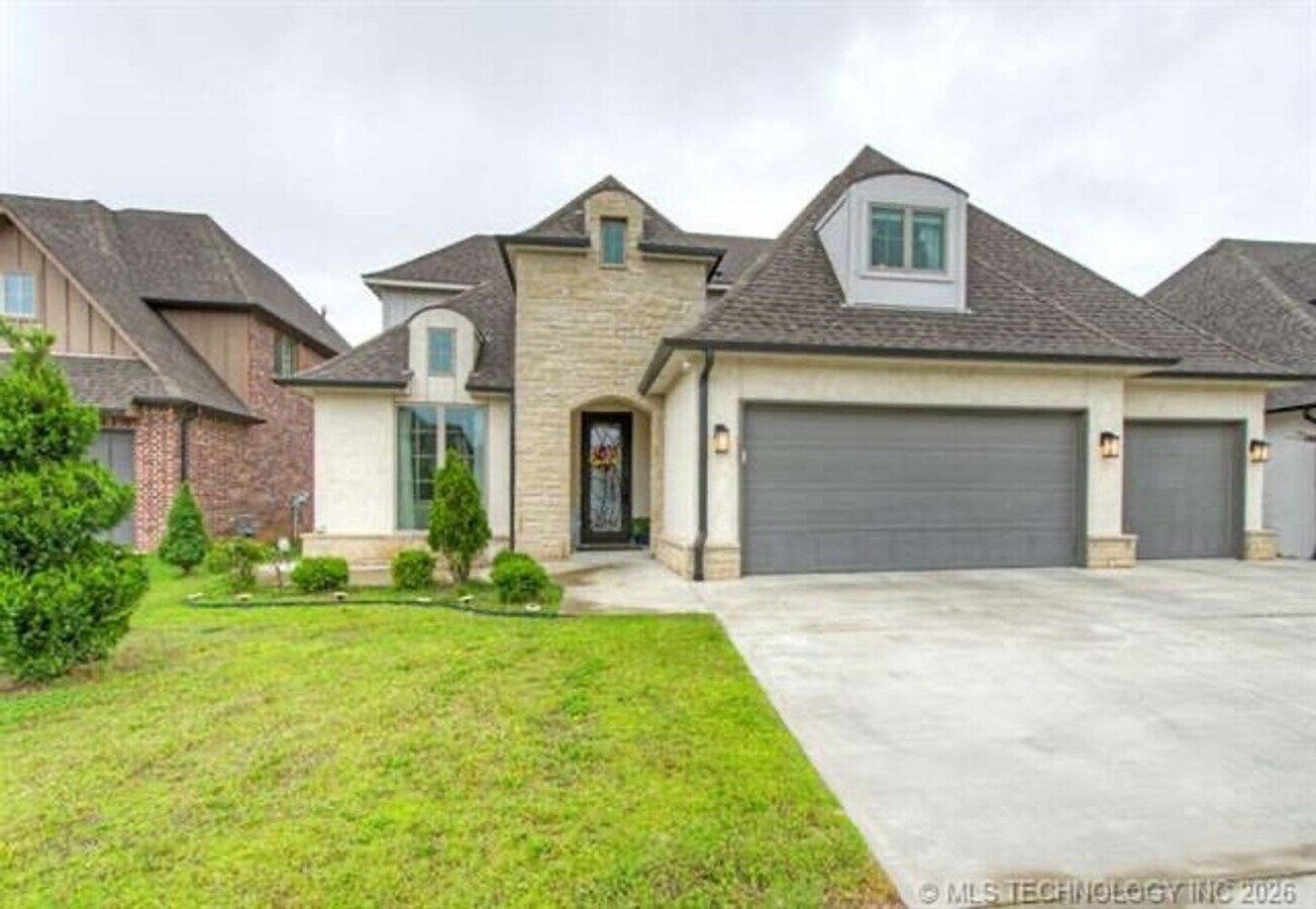 Beautiful 4 bedroom, 4 bathroom home with a 3-car garage in the sought-after Jenks School District. - Beautiful 4 bedroom, 4 bathroom home with a 3-car garage in the sought-after Jenks School District.