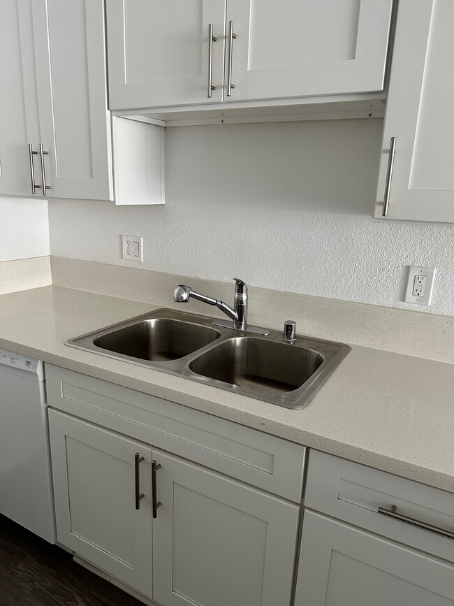 Photo - 18414 Collins St