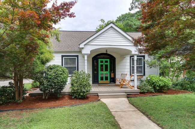 Building Photo - Adorable Inside the Beltline bungalow with lots of charm!