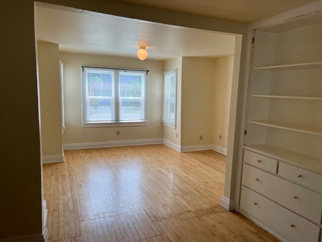 Photo - 2 Bedroom / 1 1/2 bath in Lake neighborhood