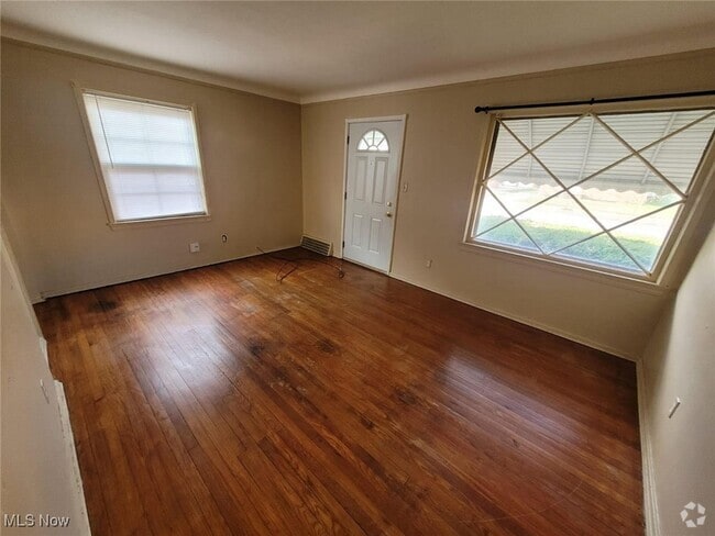 Building Photo - 267 E 250th St Rental