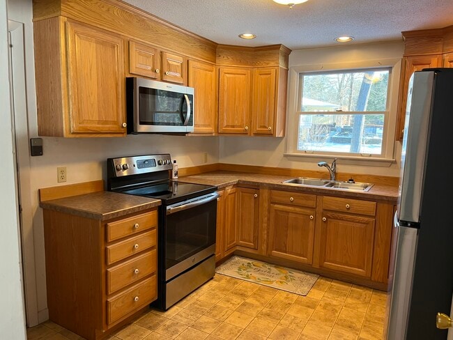 Photo - 611 Amherst Rd