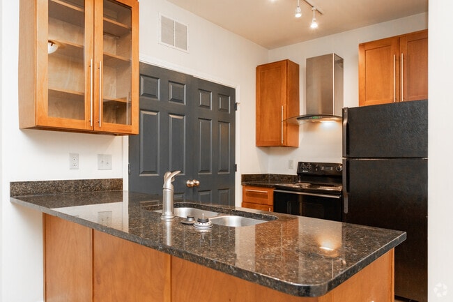 2BR, 2BA - 990SF