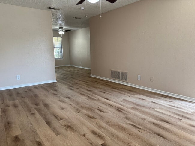 Building Photo - 1379 Sylvan Dr Unit 1379 Rental
